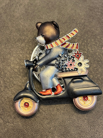 Broche scooter