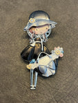 Broche femme, chapeau