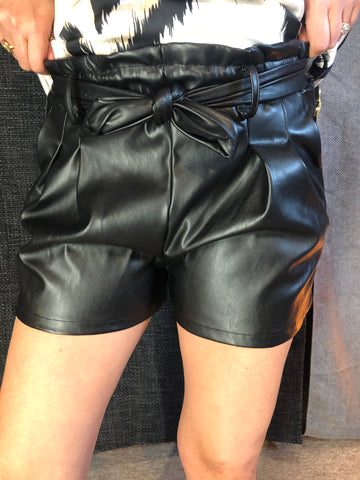 Short en cuir noir